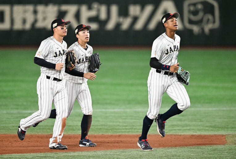 （左から）森下、岡林、万波の外野陣　©Getty Images