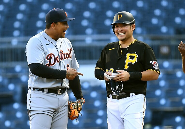 ミゲル・カブレラと“漫才”っぽく話をする筒香　©︎Getty Images