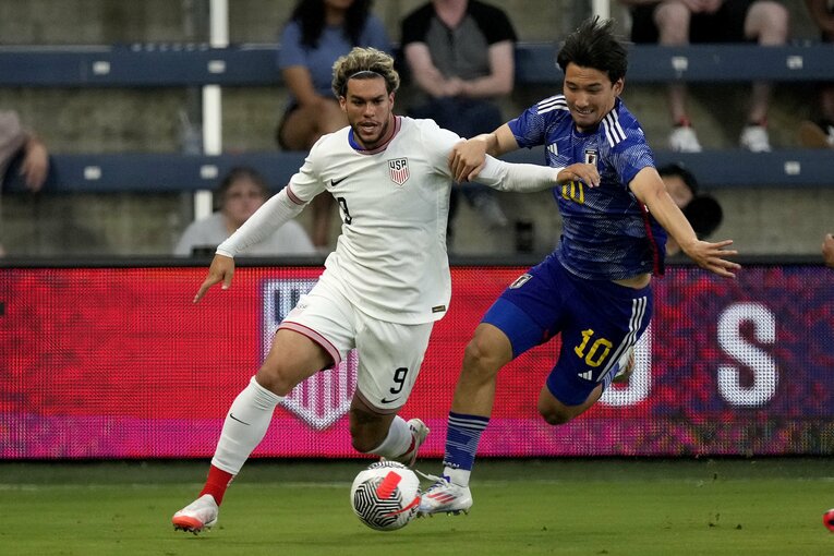 アメリカ戦に途中出場し、懸命にボールを追う佐藤恵允　©︎AP/AFLO