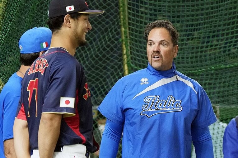前日練習でダルビッシュ有と話すピアザ監督。なぜ現地イタリアで“嫌われた監督”になってしまったのか ／ photograph by Kyodo News
