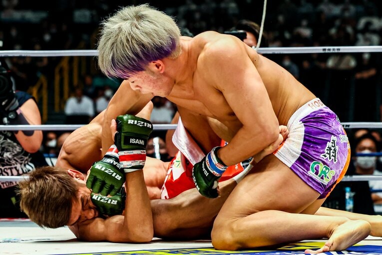 所のアタックを防御し、拳を落とす。神龍は的確にダメージを与えていった　©RIZIN FF Susumu Nagao