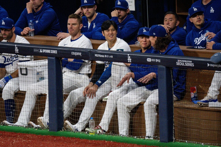 【開幕2戦目／21日】山本由伸、グラスノーと談笑　©Nanae Suzuki