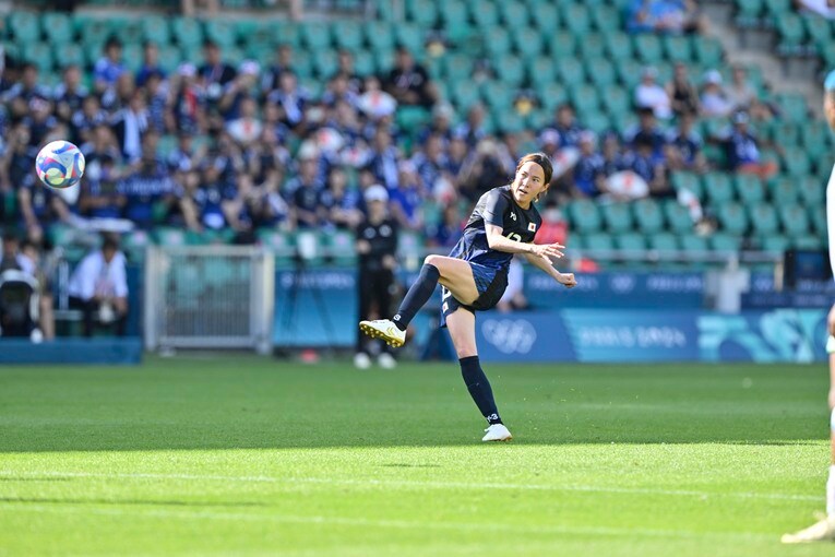 ナイジェリア戦、北川ひかるのFK弾のち長谷川らと大喜び（全6枚中の4枚目） ©Takuya Nakachi/JMPA