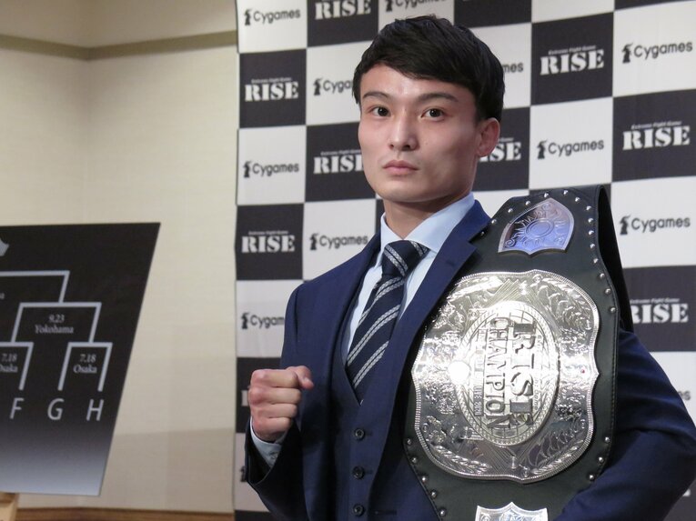 一夜明け会見での志朗　©Koji Fuse