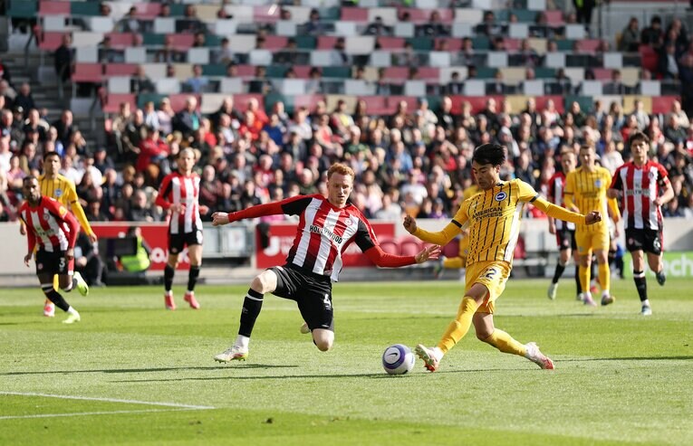 4月19日、敵地でのブレントフォード戦。後半36分、三笘薫の今季8ゴール目の場面【1枚目／全3枚】