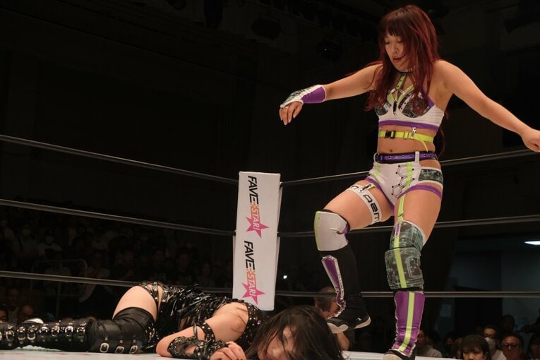 無料中継でも話題を集めた上谷沙弥vsAZM（9月27日）　©Norihiro Hashimoto