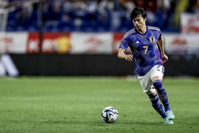 左サイドでドリブルを仕掛ける三笘薫（1枚目／3枚）©Kiichi Matsumoto