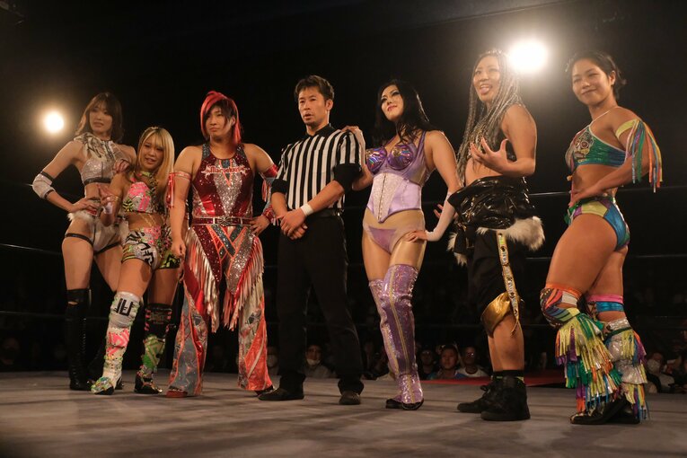 左から赤井沙希、AZM、彩羽匠、夏すみれ、山下りな、小林香萌。中央の石黒淳士レフェリーも含め、全員が13年デビュー　©Norihiro Hashimoto