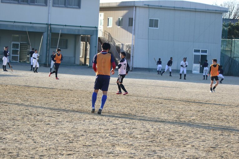 強豪として知られる野球部とグラウンドを分け合って練習するサッカー部（2021年11月撮影）　©︎Takahito Ando