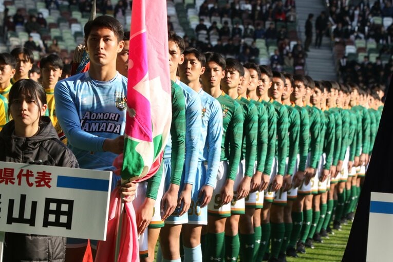 開会式では青森の名産りんごを手に入場した青森山田イレブン。初戦は31日、激戦区・福岡を勝ち進んできた飯塚高と対戦する　©︎Takahito Ando