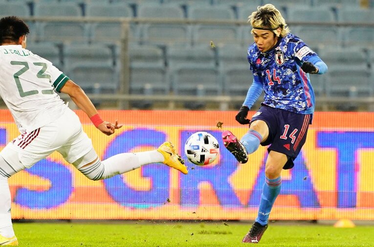 前半15分にメキシコ守備陣を崩した日本だったが、鈴木武蔵と伊東純也のシュートはブロックされた ／ photograph by Getty Images