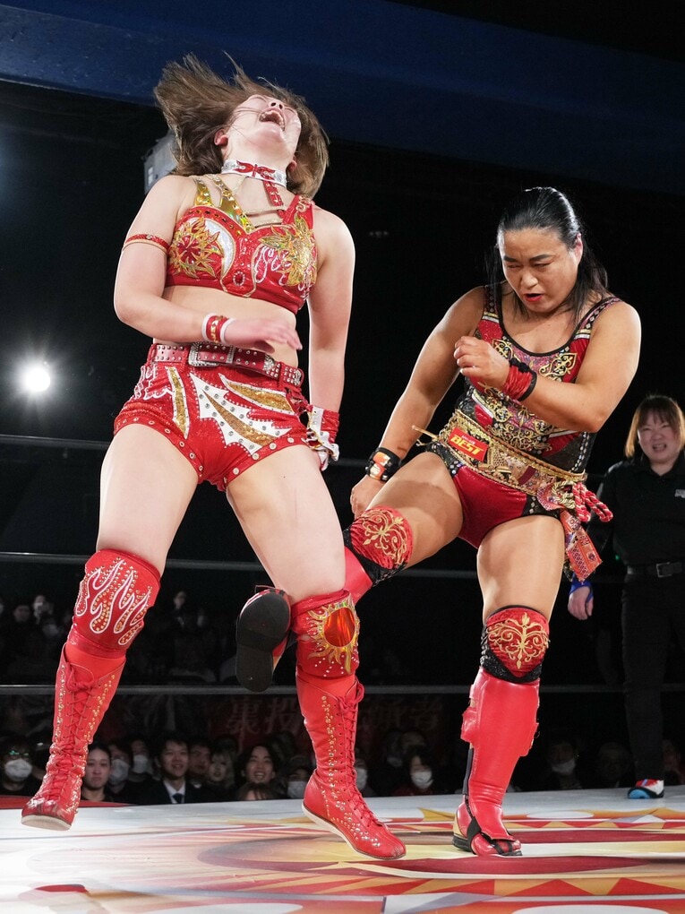 里村明衣子のローキック。デビュー戦の時はダウンしてしまったが、踏ん張るSareee　©Essei Hara