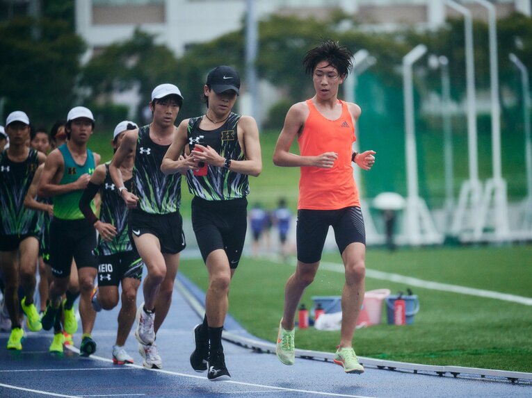 初のハーフで成沢（右端）はどんな走りを見せるのか　©Yuki Suenaga