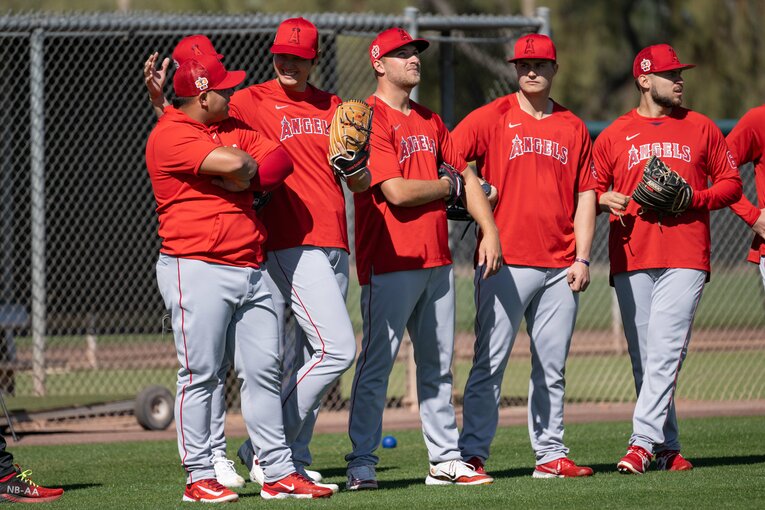 ベネズエラのホセ・スアレス投手とじゃれあう大谷　©Nanae Suzuki