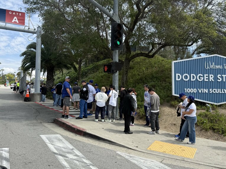 【テレビに映らないドジャースの日常】大谷ボブルヘッドデー、スタジアムは朝から行列（写真は右に続きます）©Naoyuki Yanagihara