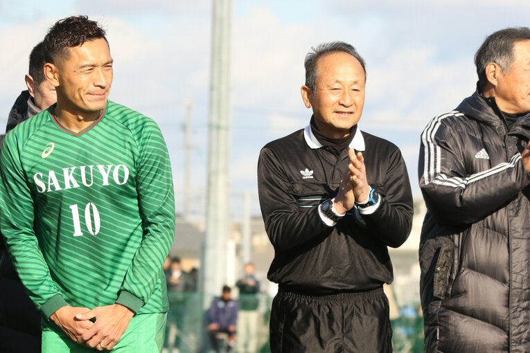 青山のスピーチに拍手を贈る青木さん　©︎Takahito Ando