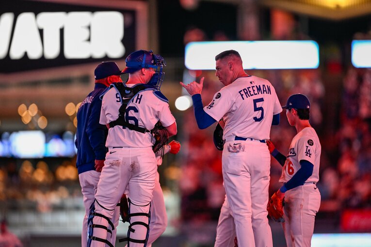 【常勝ドジャースと大谷らの”ステキな日常”／全100枚超】リリーフを待つスミスとフリーマン…写真はまだまだ続きます　©Nanae Suzuki