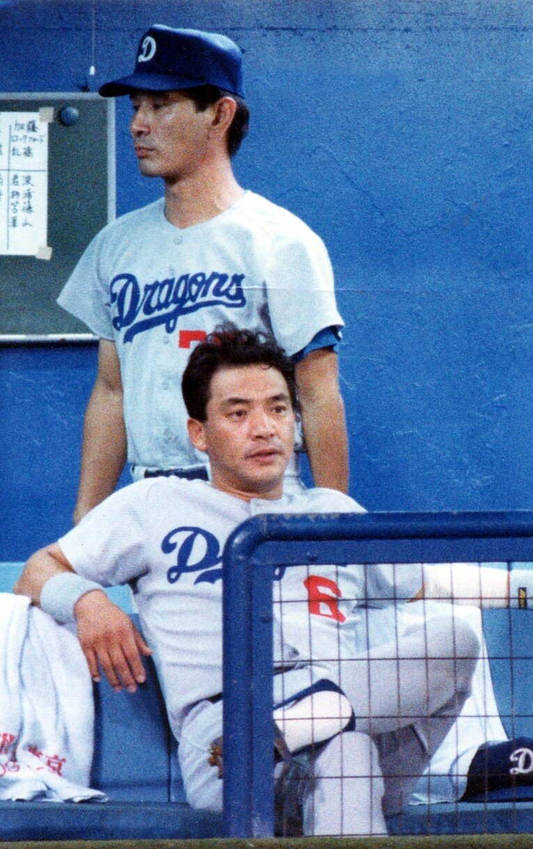 ベンチでの星野仙一監督と落合博満（1990年8月撮影）　©Sankei Shimbun