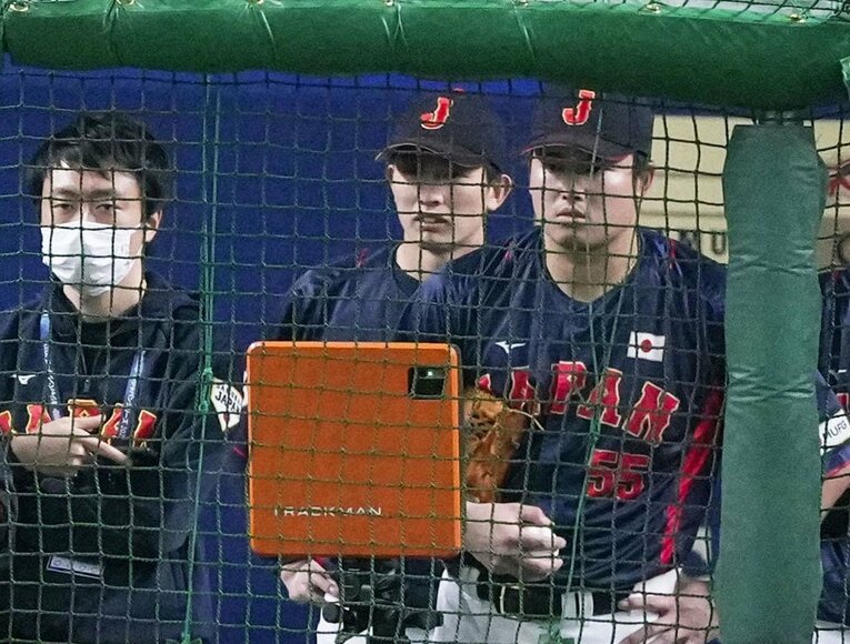 大谷の打撃練習に言葉を失う「令和の三冠王」村上宗隆（右端）　©KYODO