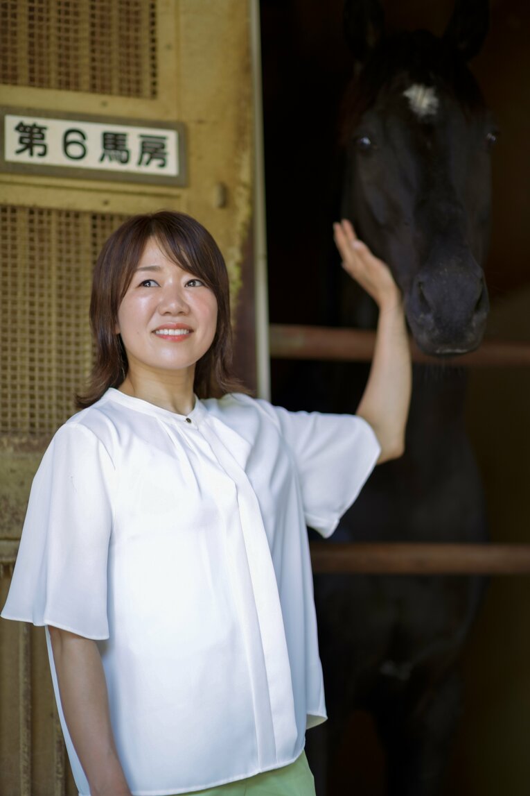 父と同じ調教師の道へと進んだ宮川真衣　©Takuya Sugiyama