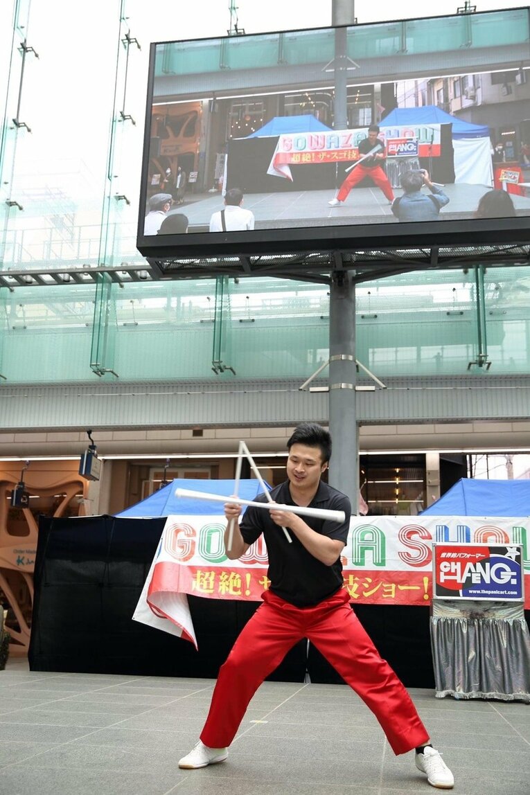 「体育館裏、彫刻刀で左腕を…」マイケルや金正恩に技を披露した大道芸人が壮絶イジメ体験を中高生に伝える理由《中3で渡米、17歳でW杯》(23)