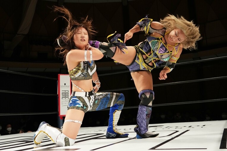 デビュー戦で渡辺桃のキックを浴びる弓月。2023年11月17日、大阪・アゼリア大正ホール　©Essei Hara