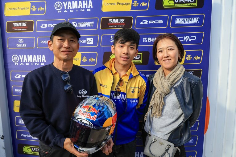 喜びを分かち合う佐々木歩夢と両親。父の慎也さんも元GPライダー　©Satoshi Endo