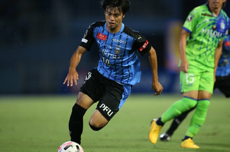 川崎フロンターレに加入した2020年の三笘薫。当時から「別格だった」と鬼木監督は語る ／ photograph by J.LEAGUE