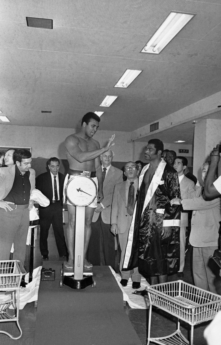 1972年4月1日、武道館で行われたモハメド・アリ対マック・フォスター。写真は前日計量、「5回でKOする」とフォスターを挑発するアリ　©AFLO