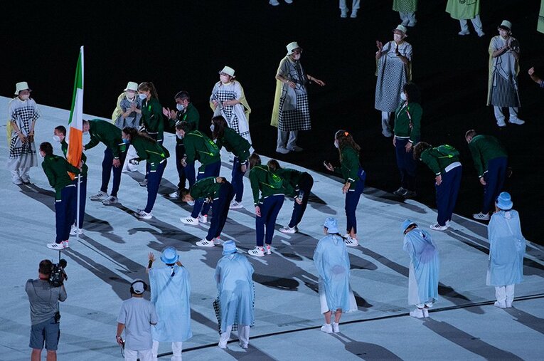 お辞儀したアイルランドの選手団 ／ photograph by Enrico Calderoni/AFLO SPORT