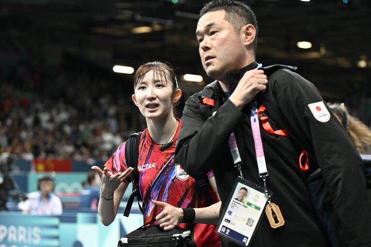 試合後、田勢邦史監督に話しかける早田ひな　©Asami Enomoto/JMPA