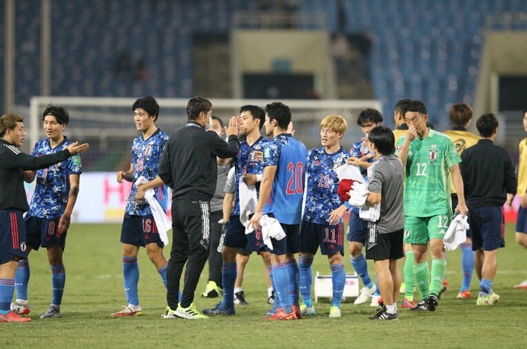 決して会心の勝利とは言えないものの、「アウェイでの勝ち点3」という最低限の結果に安堵の表情を見せる日本代表 ／ photograph by JFA