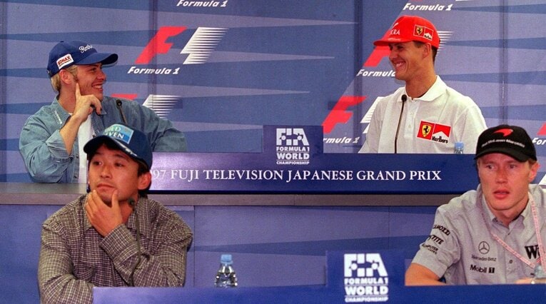 ジャック・ヴィルヌーヴ（左上）、ミハエル・シューマッハ（右上）、ミカ・ハッキネン（右下）…当時の名ドライバーたちに囲まれ、97年日本GPでの会見に臨んだ片山　©Getty Images