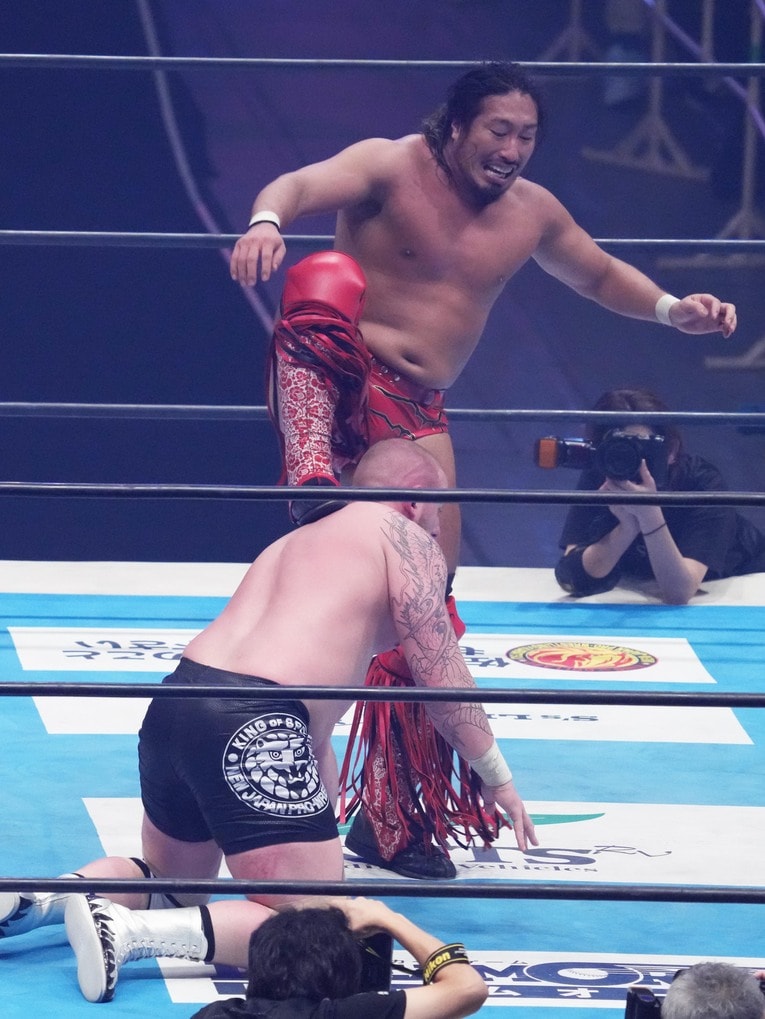 ゲイブ・キッドを踏みつける辻陽太　©Essei Hara