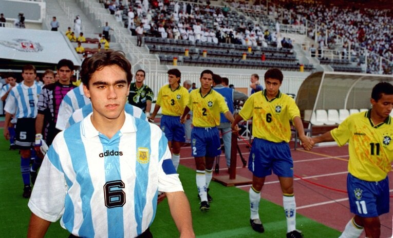1995年ワールドユース選手権（カタール大会）に主将として出場したソリン。宿敵ブラジルを破って優勝へ導いた　©︎REUTERS/AFLO