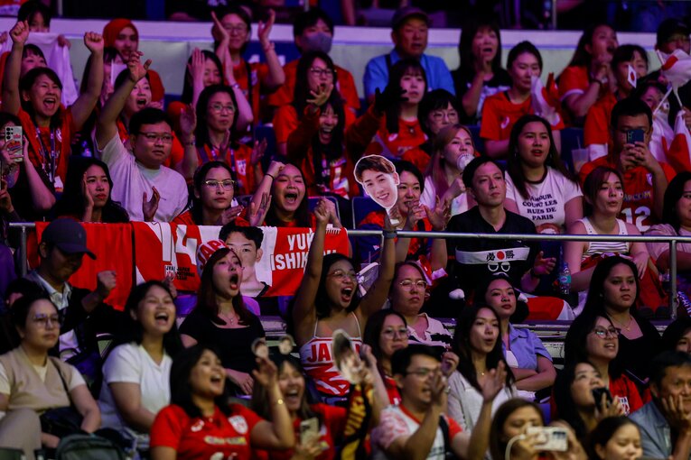 日本代表を応援するフィリピンの観客たち　©︎Mark Fredesjed Cristino/Getty Images