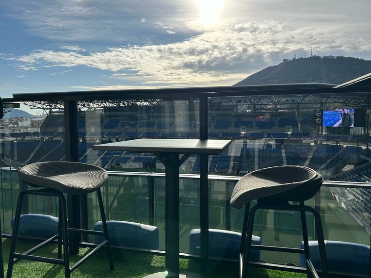 ピッチを一望できるバルコニー