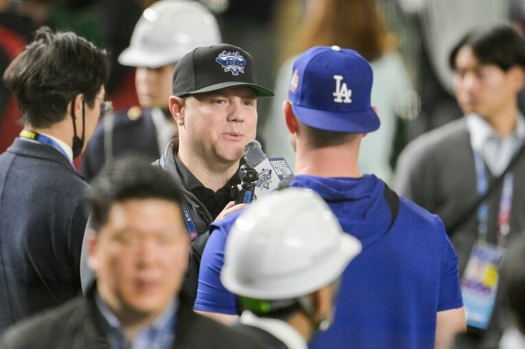 東京ドームで取材をする「ドジャース・ネーション」のダグ・マケイン記者　©Nanae Suzuki