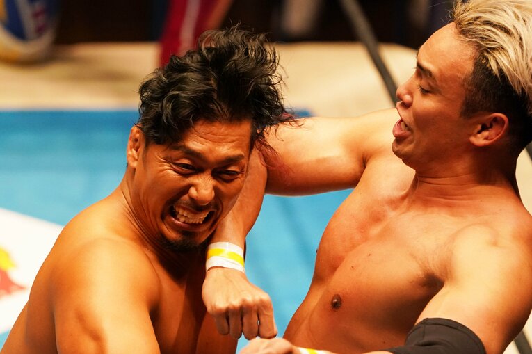 オカダのエルボーを顔面で受ける鷹木