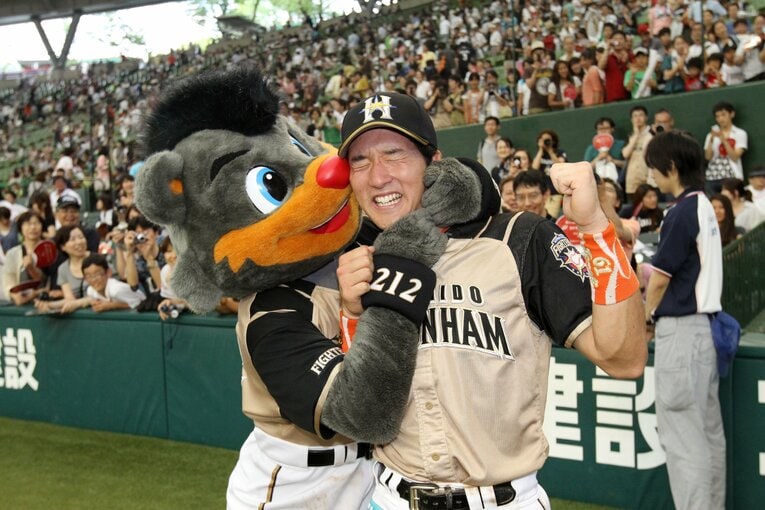 2011年7月2日、アウエー西武戦でプロ初安打を放ったプロ3年目の杉谷拳士。当時からイジられている…　©︎JIJI PRESS