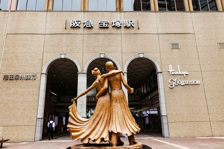 こちらは阪急宝塚駅。駅前には宝塚歌劇団の100周年記念した華麗な銅像も。ここから阪神競馬場の最寄り「仁川駅」へは今津線で10分ほどだ