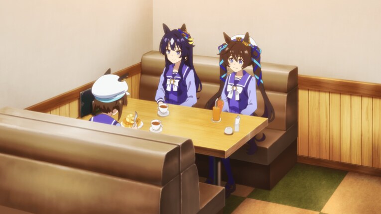 シュヴァルグランに向かって並んで座るヴィルシーナ（左）とヴィブロス　©2023 アニメ「ウマ娘 プリティーダービー Season 3」製作委員会