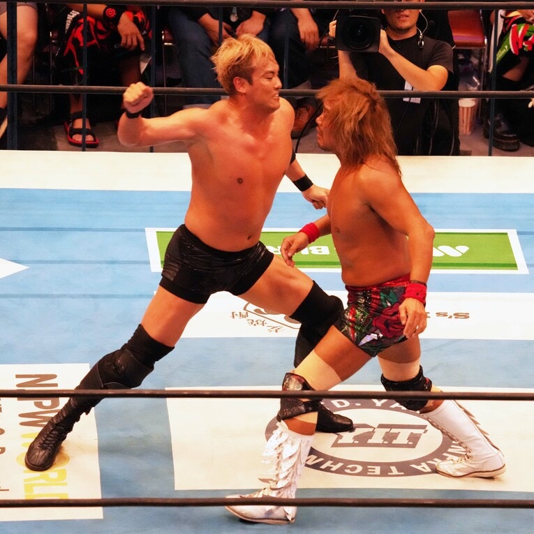 内藤哲也にラリアットを放つオカダ・カズチカ