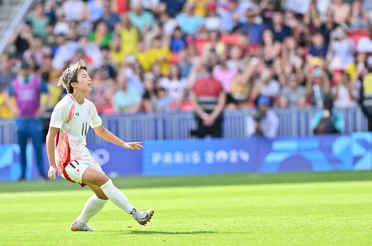 PK失敗で天を仰ぐ田中美南。試合後のミックスゾーンでは号泣していたという　©Takuya Nakachi/JMPA