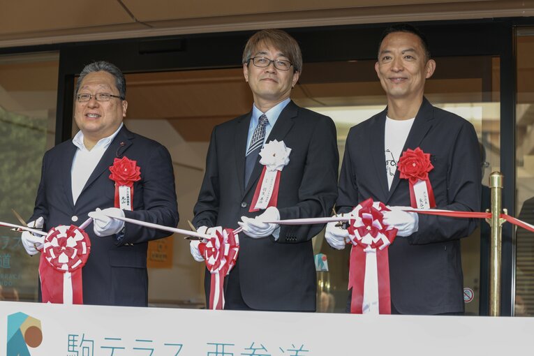 東京に新しくできた駒テラス西参道のグランドオープン式典にも連盟会長として出席　©JIJI PRESS