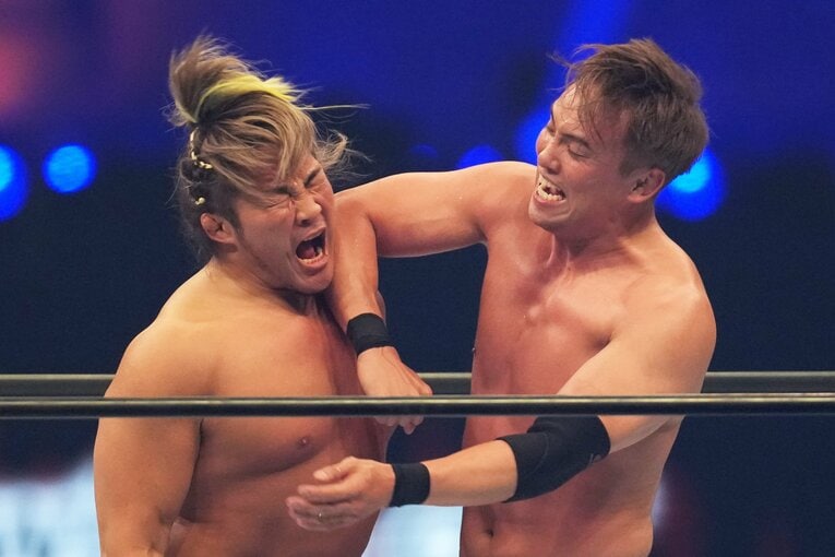 オカダ・カズチカのエルボーに耐える棚橋弘至　©Essei Hara