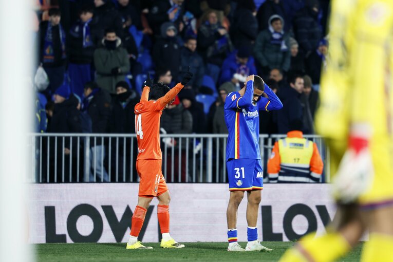 終了のホイッスルが響くと、久保は高々と両手を掲げて喜びを示した…写真はまだまだ続きます　©Daisuke Nakashima