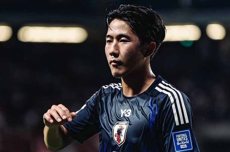 2025年、日本代表デビューをはじめ大活躍を見せた19歳、佐藤龍之介。彼のプレースタイルを形作ったこれまでとは ／ photograph by Kiichi Matsumoto