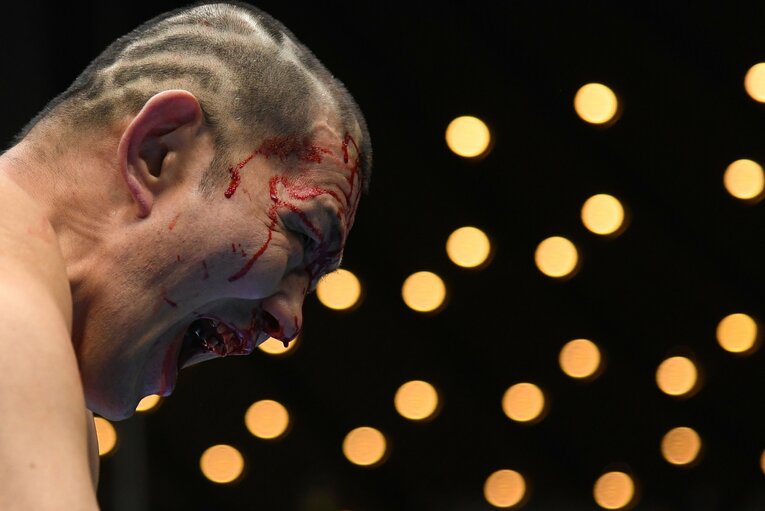 血まみれで笑みを浮かべる鈴木みのる