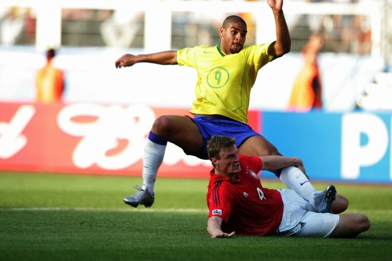 ブラジル代表時代のアドリアーノ（※クリック、スワイプすると40歳の今や現役時代のプレーがご覧になれます）　©Sports Graphic Number